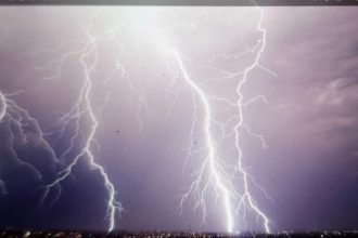 Doi barbati au fost electrocutat de trasnet