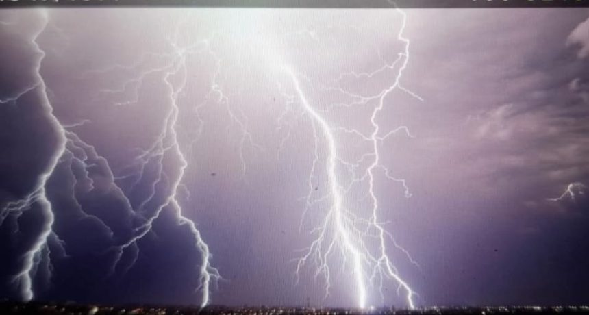 Doi barbati au fost electrocutat de trasnet