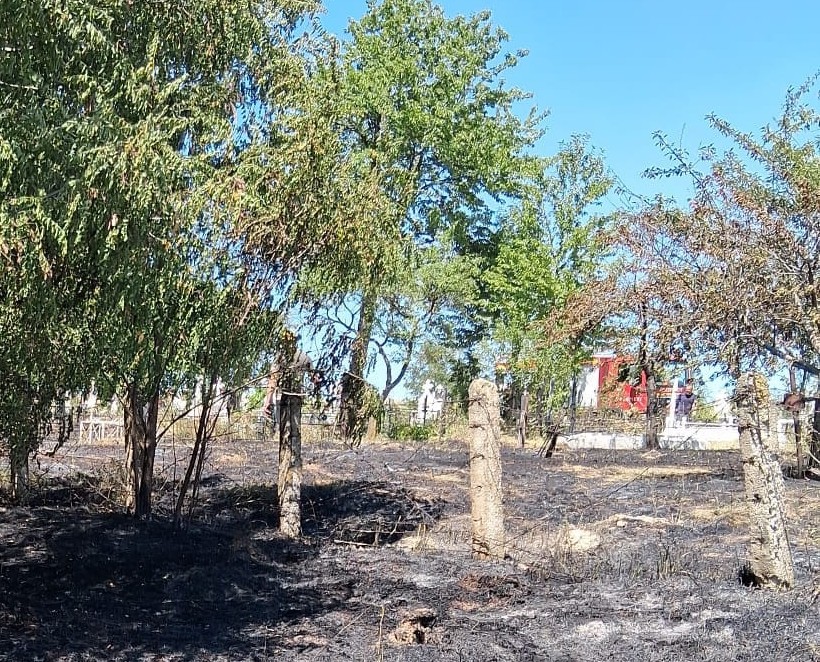 FOTO A incercat sa faca curatenie dar a provocat un incendiu intr un cimitir din judetul Botosani Interventia pompierilor a fost necesara