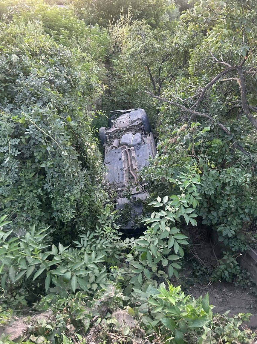 FOTO Accident Trei tineri din Botosani sau rasturnat cu autoturismul