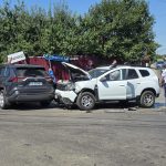 FOTO Accident astazi intr o intersectie din Botosani Doua masini grav avariate