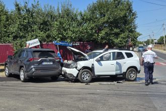 FOTO Accident astazi intr o intersectie din Botosani Doua masini grav avariate