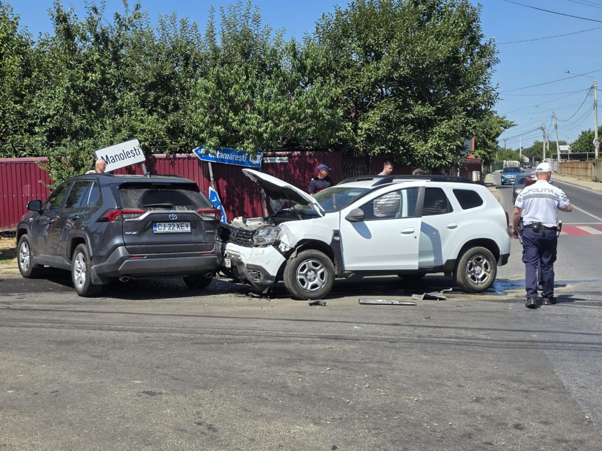 FOTO Accident astazi intr o intersectie din Botosani Doua masini grav avariate