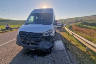 FOTO Accident cu patru raniti pe un drum national din Botosani Un microbuz cu pasageri a intrat in coliziune cu un autoturism