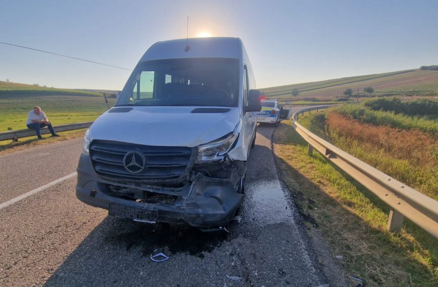FOTO Accident cu patru raniti pe un drum national din Botosani Un microbuz cu pasageri a intrat in coliziune cu un autoturism