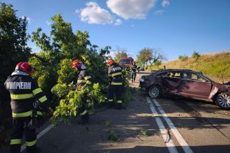 FOTO Accident intr o localitate din Botosani Un tanar de 22 de ani a suferit rani