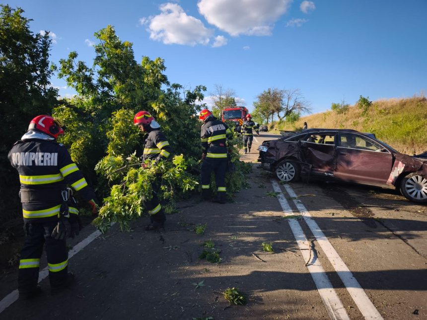 FOTO Accident intr o localitate din Botosani Un tanar de 22 de ani a suferit rani