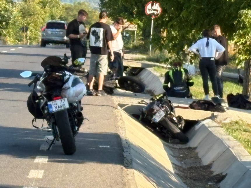 FOTO Accident la Zaiceshti Doi motociclisti sau ciocnit in timpul unei depasiri a unei masini