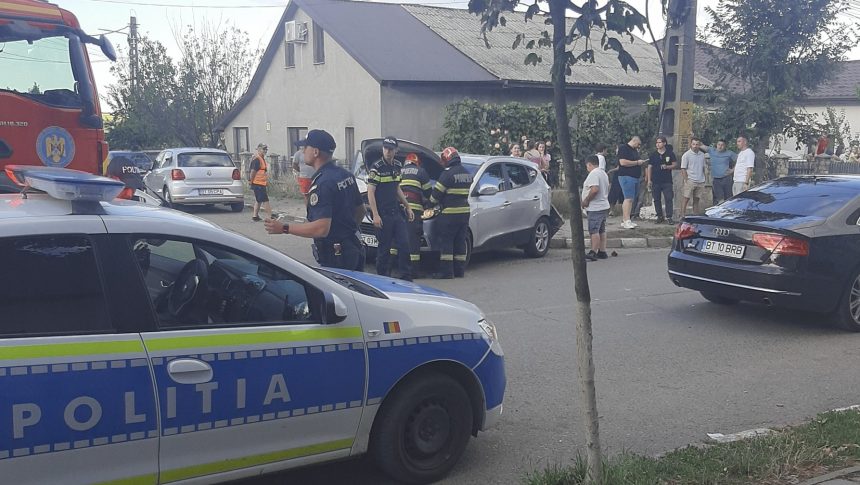 FOTO Accident pe un drum national din Botosani La fata locului sunt politia ambulantele si pompierii O femeie a fost ranita