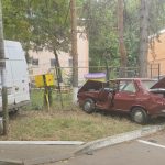 FOTO Acident in centrul municipiului Botosani O autoutilitara a intrat in coliziune cu doua autoturisme si s a oprit intr o conducta de gaz