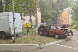 FOTO Acident in centrul municipiului Botosani O autoutilitara a intrat in coliziune cu doua autoturisme si s a oprit intr o conducta de gaz