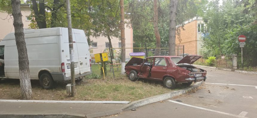 FOTO Acident in centrul municipiului Botosani O autoutilitara a intrat in coliziune cu doua autoturisme si s a oprit intr o conducta de gaz