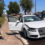 FOTO Acident intre doua masini intr o localitate din Botosani Un tanar de 19 ani a fost dus la spital