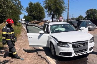 FOTO Acident intre doua masini intr o localitate din Botosani Un tanar de 19 ani a fost dus la spital