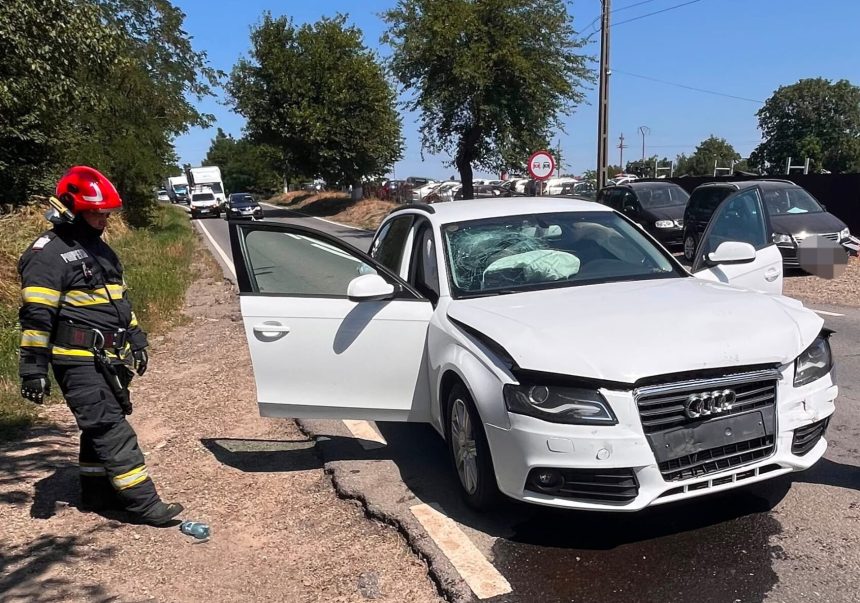 FOTO Acident intre doua masini intr o localitate din Botosani Un tanar de 19 ani a fost dus la spital