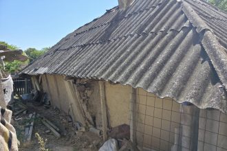 FOTO Apel pentru umanitate Doi batrani vulnerabili din judetul Botosani intr o casa pe cale de colaps au nevoie urgenta de o noua locuinta