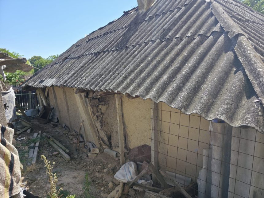 FOTO Apel pentru umanitate Doi batrani vulnerabili din judetul Botosani intr o casa pe cale de colaps au nevoie urgenta de o noua locuinta