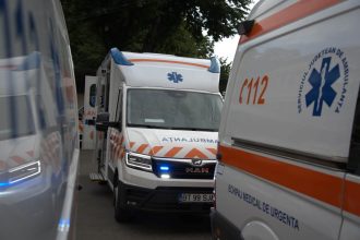 FOTO Botosanean cazut pe strada ignorat de trecatori Un jandarm de 23 de ani l a salvat