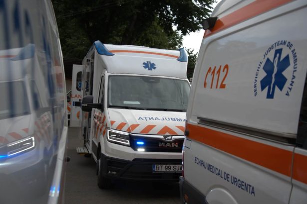 FOTO Botosanean cazut pe strada ignorat de trecatori Un jandarm de 23 de ani l a salvat