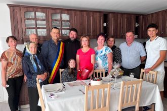 FOTO Bunica din judetul Botosani sarbatorita pentru implinirea a 100 de ani Un secol de viata trait cu demnitate credinta si putere