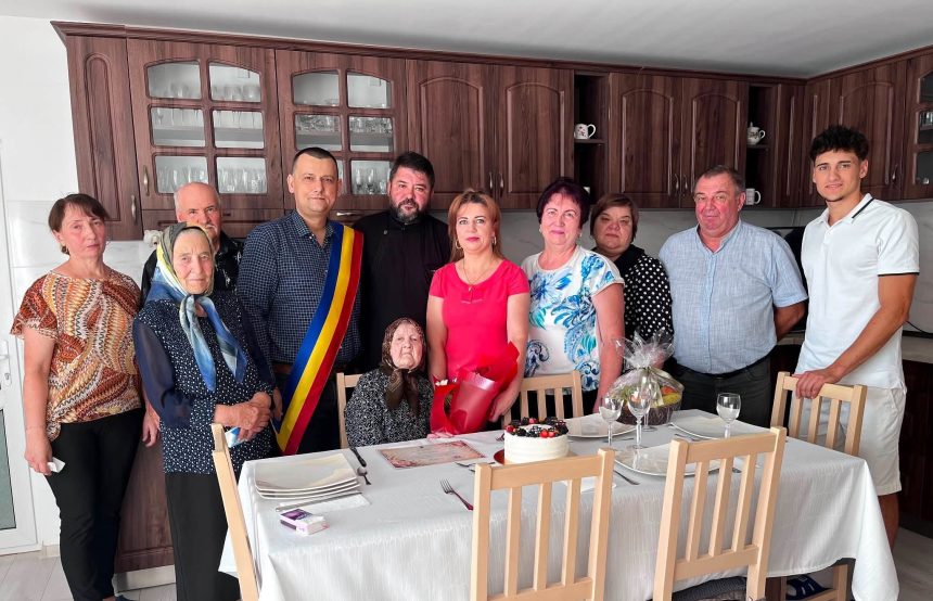 FOTO Bunica din judetul Botosani sarbatorita pentru implinirea a 100 de ani Un secol de viata trait cu demnitate credinta si putere