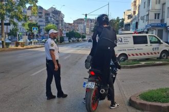 FOTO Controale in trafic Trotinetisti si motociclisti din Botosani opriti de politisti