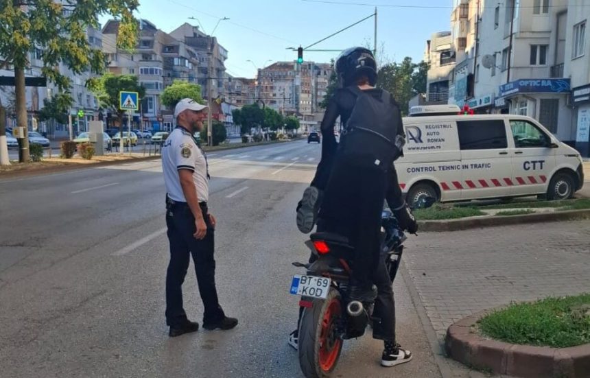 FOTO Controale in trafic Trotinetisti si motociclisti din Botosani opriti de politisti