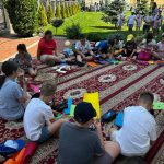FOTO Copilarie fara ecrane in curtea bisericii Peotul din Botosani care a reunit o intreaga comunitate pentru fericirea celor mici