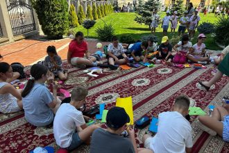 FOTO Copilarie fara ecrane in curtea bisericii Peotul din Botosani care a reunit o intreaga comunitate pentru fericirea celor mici