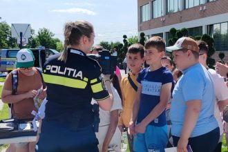 FOTO Criminalisti politisti rutieri si mascati de la Aciuni Speciale printre copiii din Darabani
