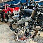 FOTO Doi barbati si au pierdut motocicletele dupa ce au fost opriti de politisti la Tudora