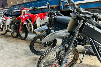 FOTO Doi barbati si au pierdut motocicletele dupa ce au fost opriti de politisti la Tudora