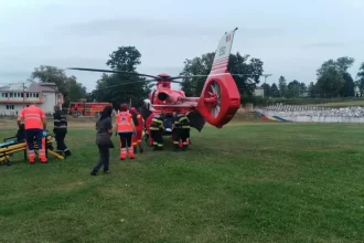 FOTO Elicopterul SMURD solicitat de urgenta la Botosani Un barbat lupta intre viata si moarte dupa un accident