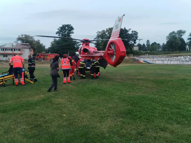 FOTO Elicopterul SMURD solicitat de urgenta la Botosani Un barbat lupta intre viata si moarte dupa un accident