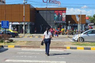 FOTO Haos in trafic dupa desfiintarea unei treceri de pietoni dintr o zona aglomerata din Botosani Politistii sunt la fata locului