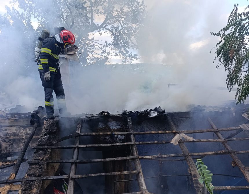 FOTO Incendiu devastator intr o localitate din Botosani O casa a ars in timp ce proprietarii se aflau in interior