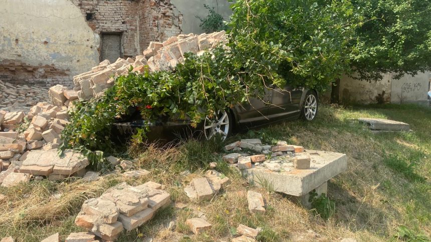 FOTO Incident pe o strada din Botosani Masina distrusa dupa ce un perete de cladire s a prabusit peste ea