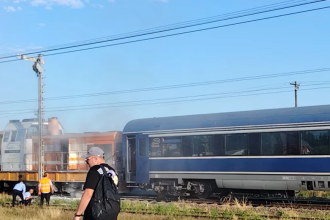 FOTO Locomotiva unui tren ce se indrepta spre Botosani a fost cuprinsa de Flacari in gara din Leorda
