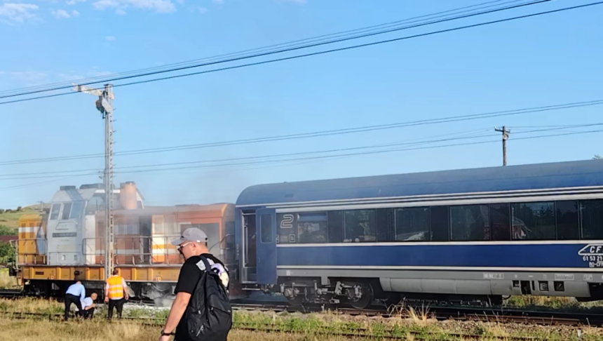 FOTO Locomotiva unui tren ce se indrepta spre Botosani a fost cuprinsa de Flacari in gara din Leorda