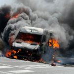 FOTO Microbuz in flacari pe DN2 la Bacau Erau in masina soferul si sapte pasageri