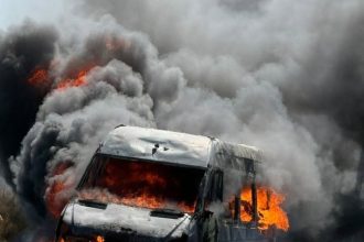 FOTO Microbuz in flacari pe DN2 la Bacau Erau in masina soferul si sapte pasageri