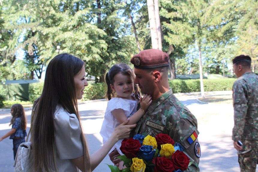 FOTO Momente pline de emotie la revenirea militarilor din Botosani din misiunea din Slovacia