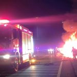 FOTO O masina a fost cuprinsa de flacari pe drum Un politist din Botosani aflat in timpul sau liber a prevenit o tragedie I am facut semn conducatorului auto