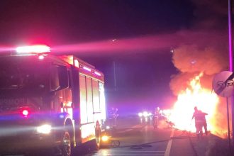 FOTO O masina a fost cuprinsa de flacari pe drum Un politist din Botosani aflat in timpul sau liber a prevenit o tragedie I am facut semn conducatorului auto
