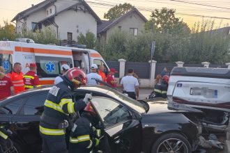FOTO O masina cu 5 pasageri a intrat intr o intersectie din Botosani fara a acorda prioritate A fost aproape de a se produce o tragedie