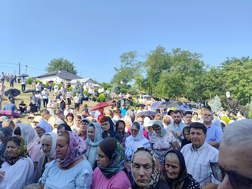 FOTO O multime de credinciosi astazi la sarbatoarea Manastirii Sfantului Ioan Iacob Hozevitul din judetul Botosani