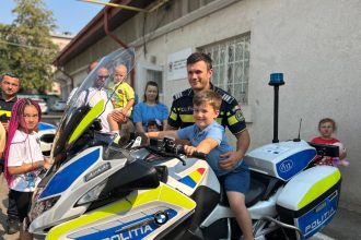 FOTO Parinti la birou Politistii din Botosani si au adus copiii la munca pentru a le arata locul si echipamentele cu care lucreaza