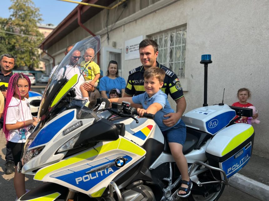 FOTO Parinti la birou Politistii din Botosani si au adus copiii la munca pentru a le arata locul si echipamentele cu care lucreaza