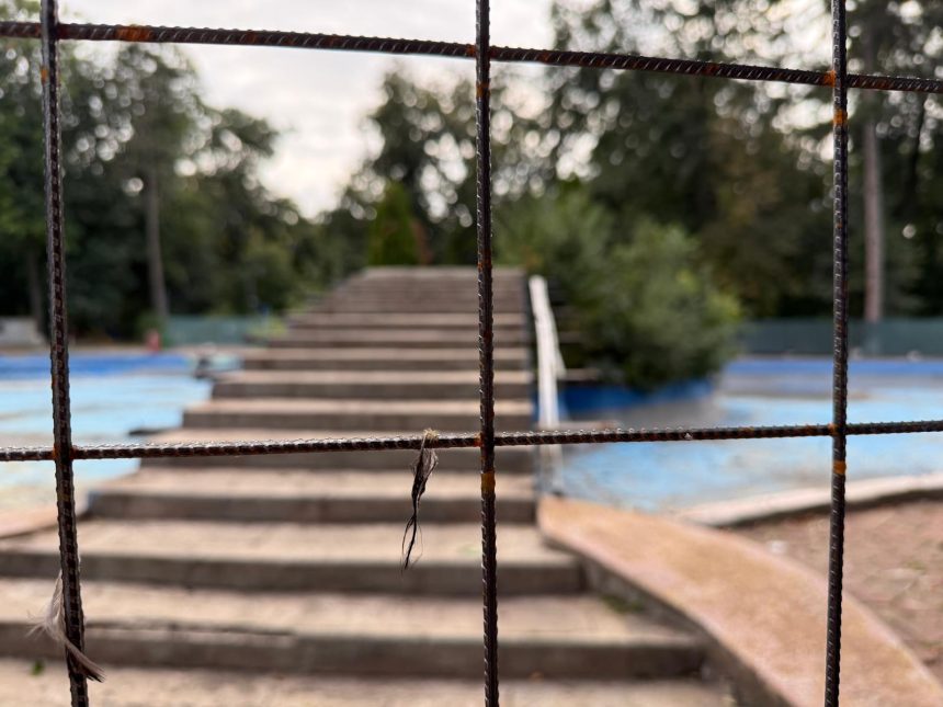 FOTO Restrictii de circulatie in Parcul Mihai Eminescu din Botosani Lacul este in reparare