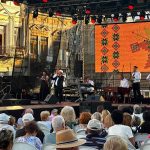 FOTO Seara de neuitat la Botosani Actorii Teatrului Mihai Eminescu Cozmita Lascarache si Lautarii Botosanilor au revigorat Centrul Vechi